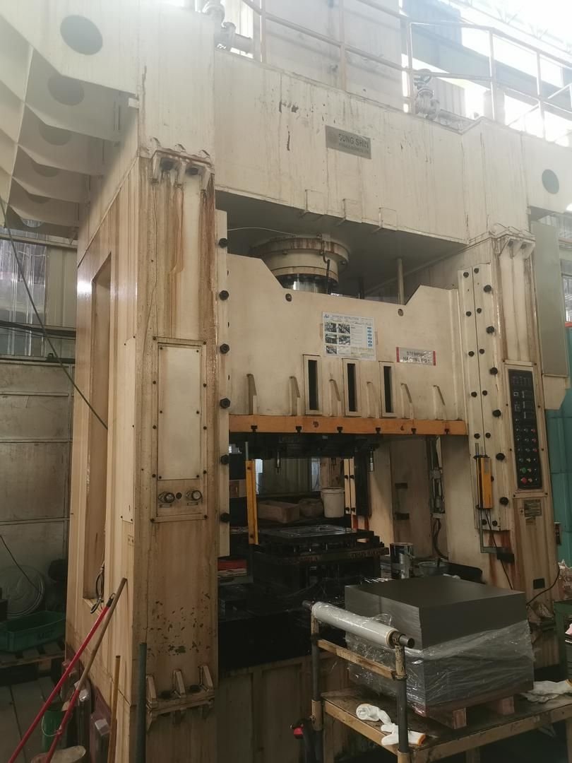 SUNG SHIN 300 TON/HYDRAULIC